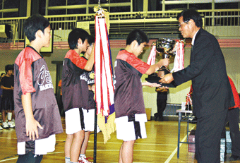 優勝カップを手渡す沼田所長