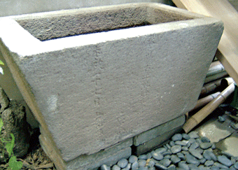 珍しい手水鉢型の庚申塔