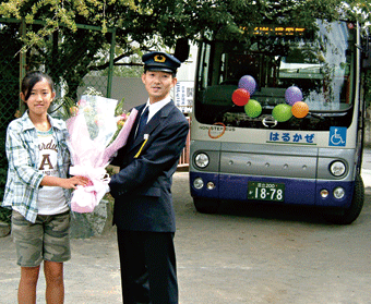 安全を願い運転手に花束を贈呈