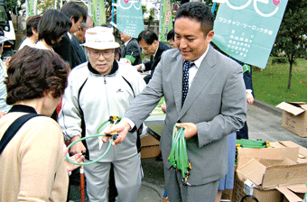 「自転車にはカギを２つ付けて」。 チェーン錠を配布