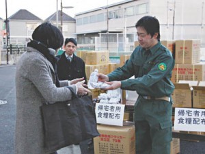 帰宅者へ食料配布1