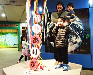 13-04-05生物園 16万人記念写真2